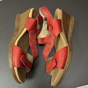 Romika Women’s Red Open Toe Strappy sandals, size 9 or 40